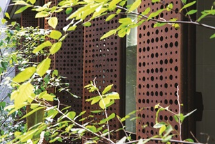 The cladding, made from REDCOR® weathering steel in the steel grade HW350, was also chosen to give the building a striking identity, and for its low maintenance requirements.